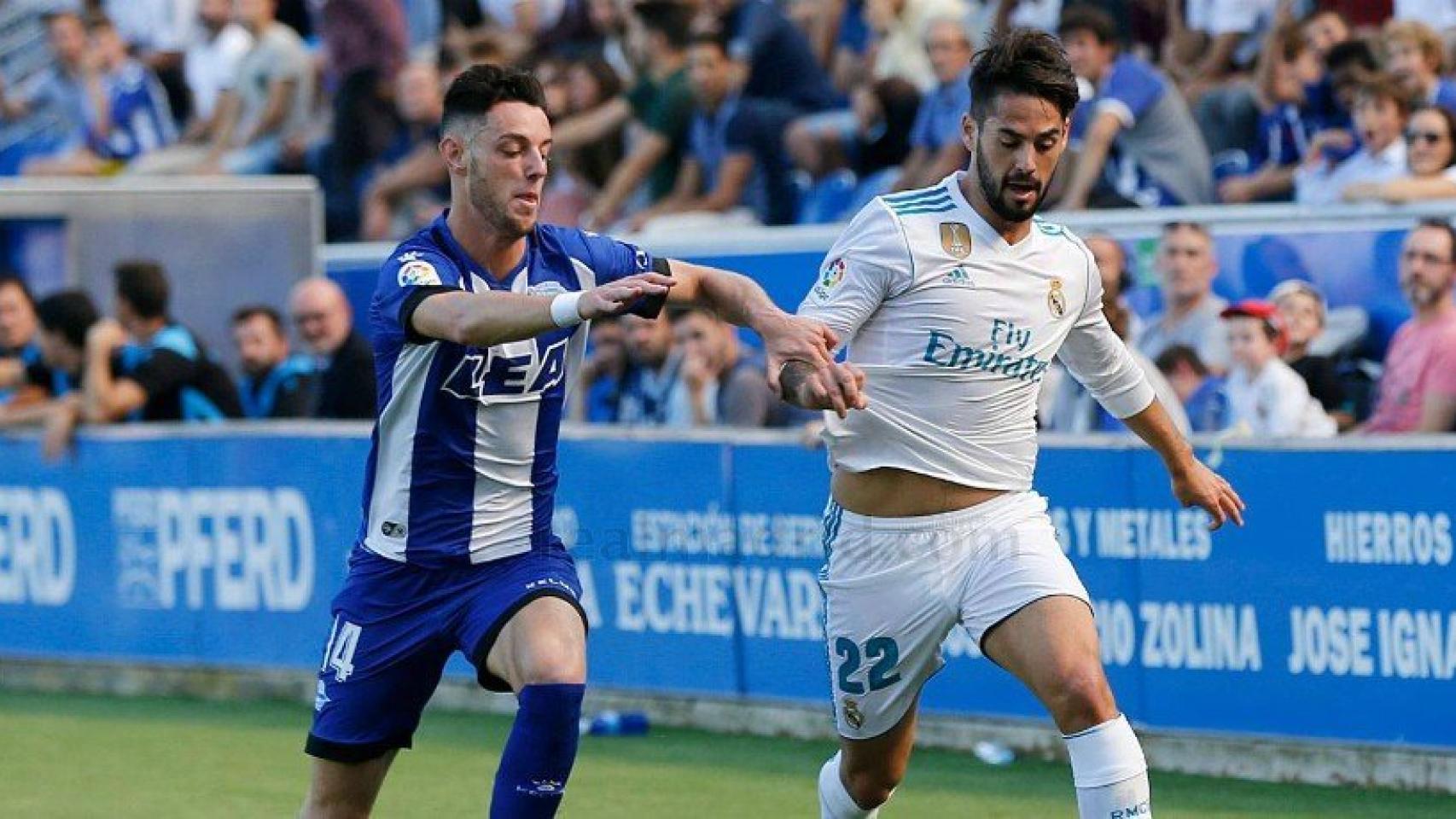 Isco contra Burgui, jugador del Alavés