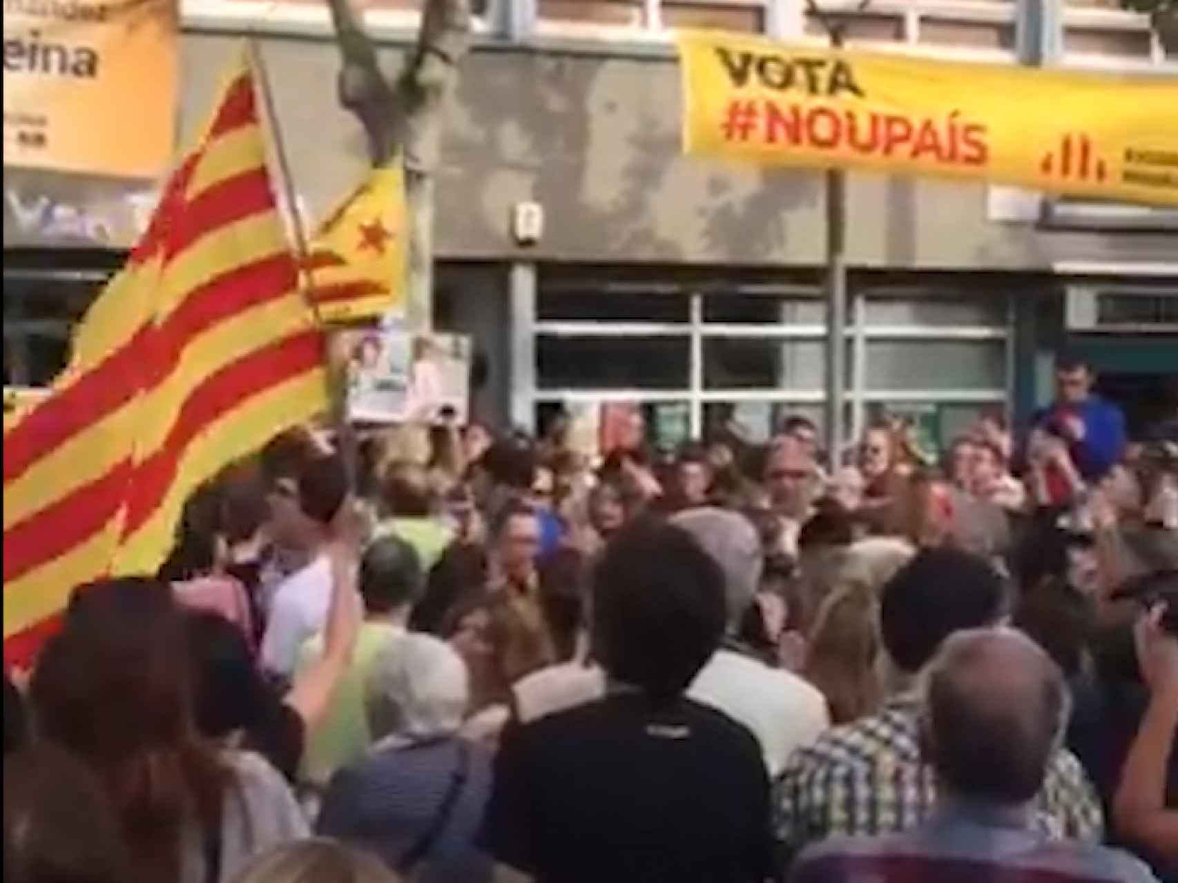 Manifestación a las puertas del colegio de Mataró contra la familia que pidió el 25% de clases en español.