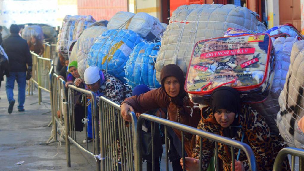 Porteadores cargando mercancía en la frontera del Tarajal (Ceuta).