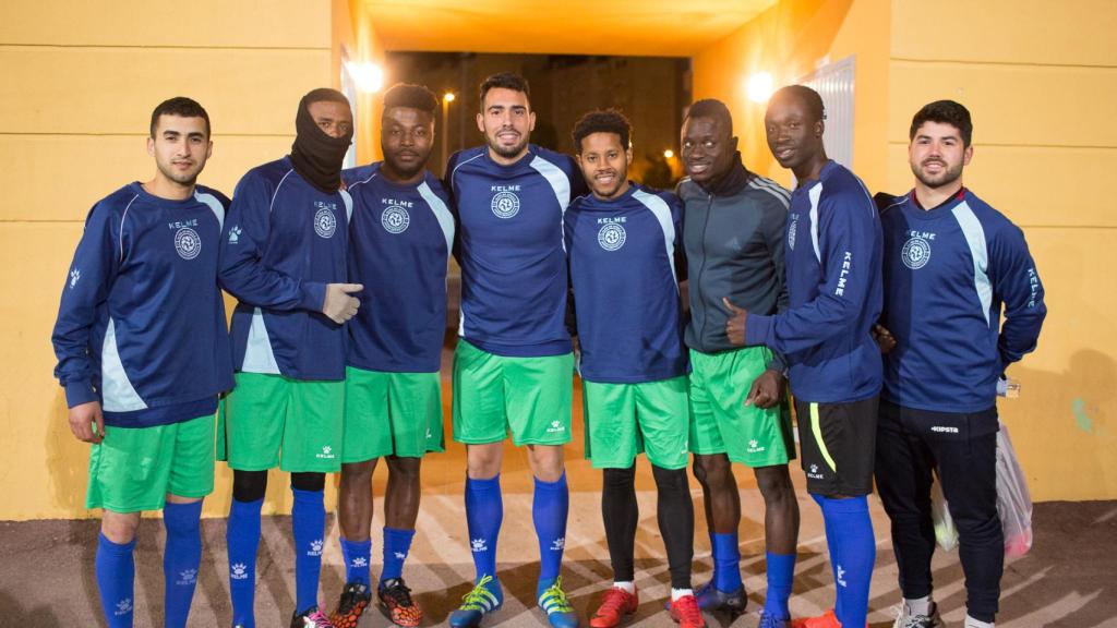 Parte de la plantilla del Alma de África, un equipo de fútbol que nació en 2015 del seno de un grupo de africanos que cada domingo se reunía a jugar sobre