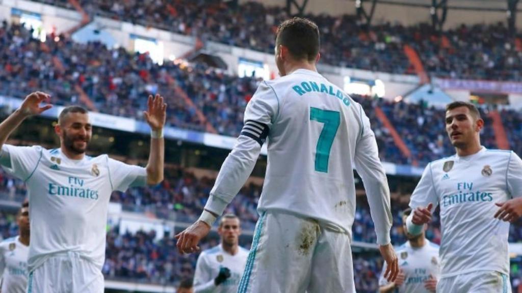 Cristiano y Benzema se saludan ante el Alavés.