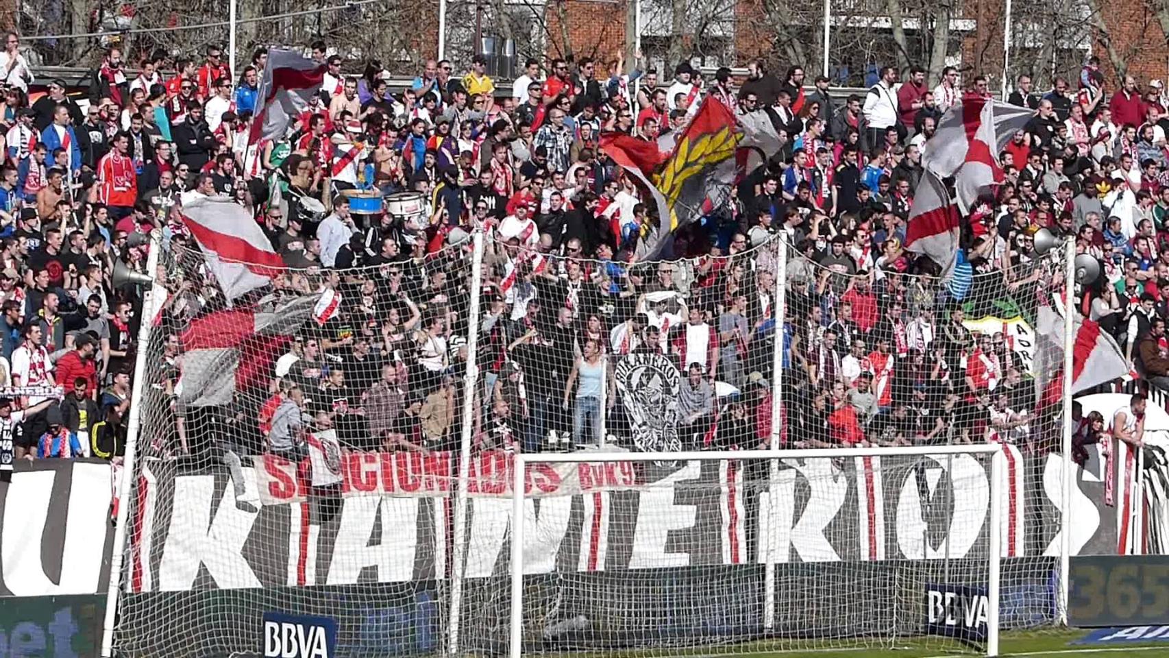 Imagen de archico de los Bukaneros en su fondo del Estadio de Vallecas.