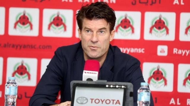 Laudrup en la rueda de prensa del Al Rayyan. Foto: Twitter (@AlRayyanSC).