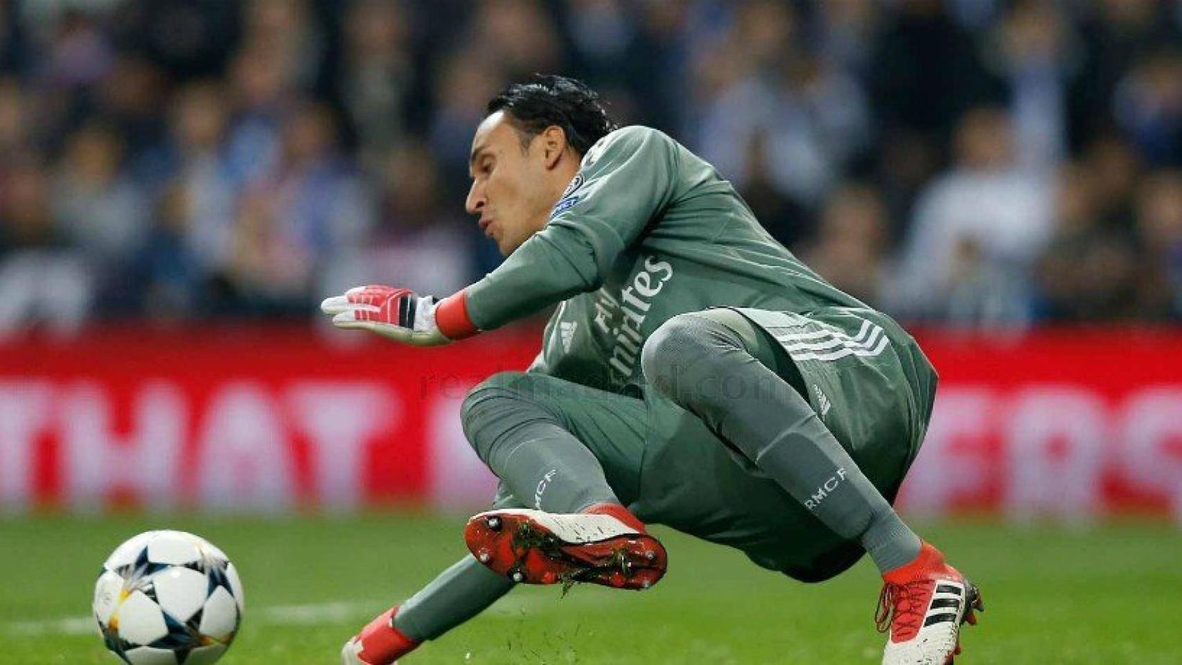 Keylor Navas parando el balón