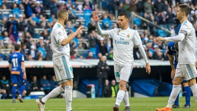 Ceballos felicita a Benzema por su gol.