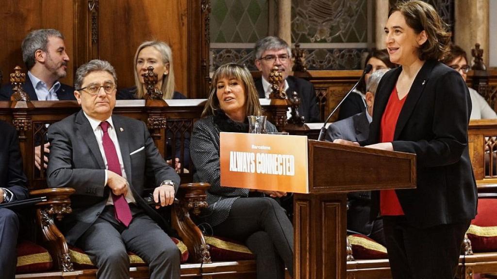 Ada Colau, durante su discurso en el Saló de Cent, con Enric Millo, delegado del Gobierno.