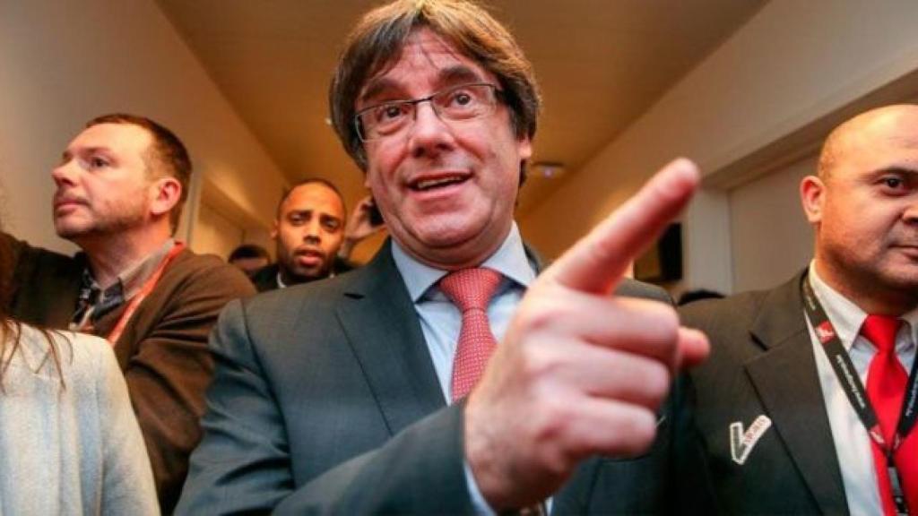 El expresidente de la Generalitat de Cataluña prófugo en Bruselas, Carles Puigdemont, acompañado de vigilantes.