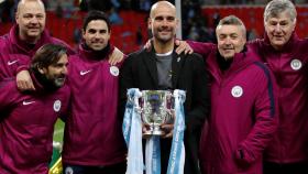 Pep Guardiola, junto a su staff técnico con la copa de la liga.