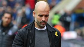 Guardiola, con el lazo amarillo.