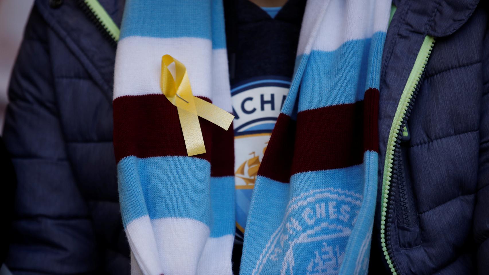 Un aficionado del City con el lazo amarillo en el estadio de Wembley.