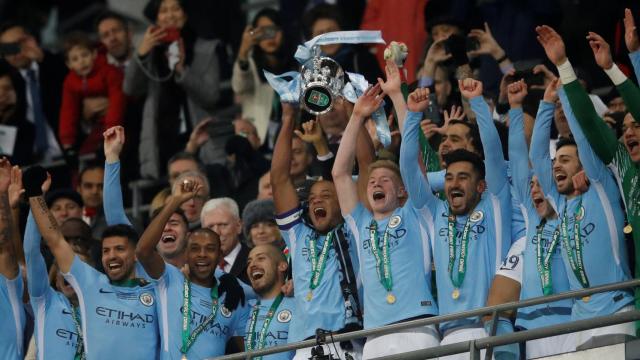 Kompany levanta la copa de la liga.