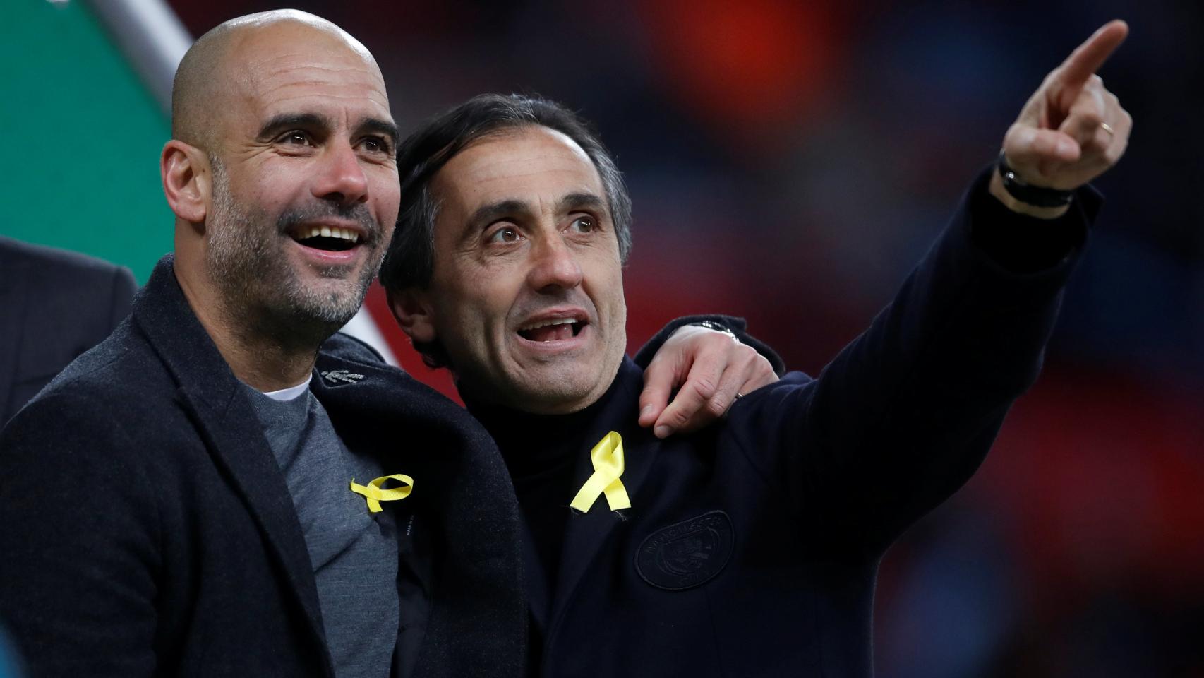 Pep Guardiola y Manel Estiarte celebran la Copa de la liga.