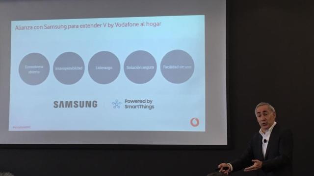 Antonio Coimbra, consejero delegado de Vodafone España, durante el lanzamiento de V-Home junto a Samsung.