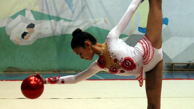 Niña practicando gimnasia rítmica