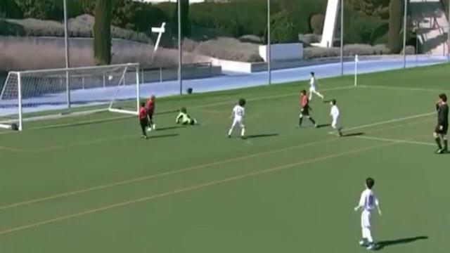 Enzo Alves, hijo de Marcelo, anotando un gol con el Benjamín 'B'; del Real Madrid.