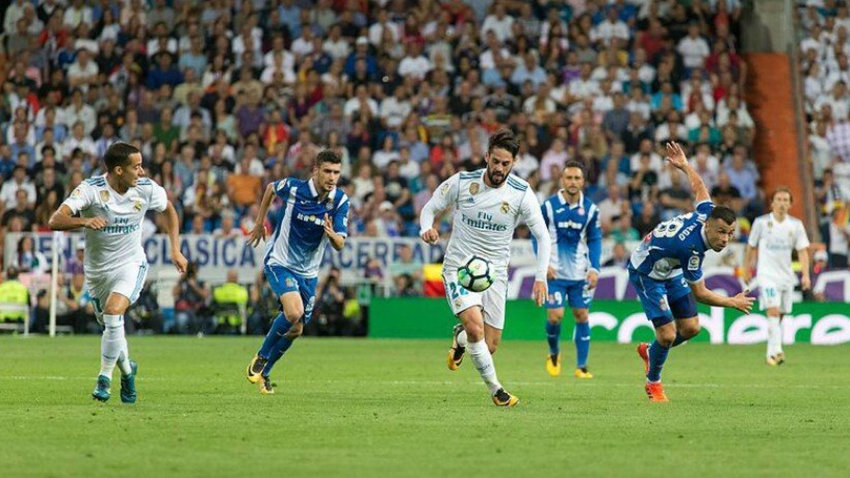 Isco conduce el balón ante el Espanyol. Foto: Pedro Rodríguez / El Bernabéu