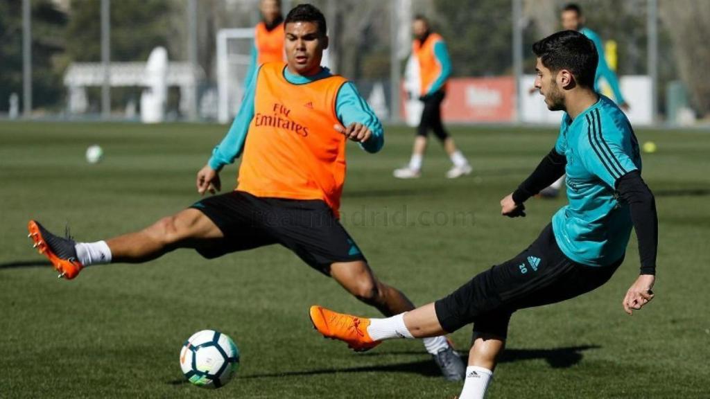 Marco Asensio, ante Casemiro, en el entrenamiento del Real Madrid