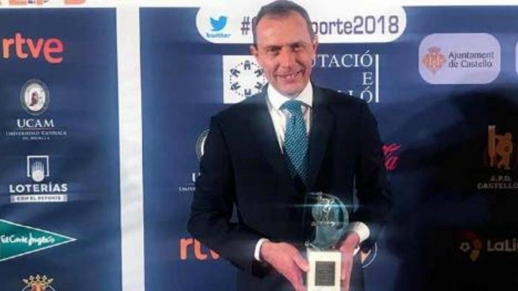 Butragueño recogiendo el premio en la gala anual de la Asociación Española de la Prensa Deportiva