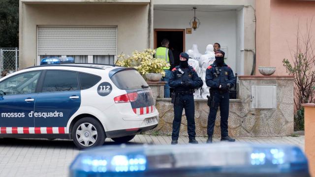 Registro policial en la vivienda del presunto autor del crimen de Susqueda.