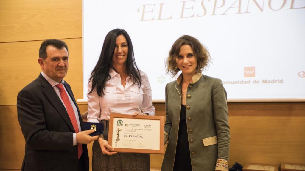 El presidente de la AEEPP, Arsenio Escolar, la consejera delegada de EL ESPAÑOL, Eva Fernández, y la viceconsejera de Presidencia y Justicia de la Comunidad de Madrid, Isabel Díaz Ayuso.