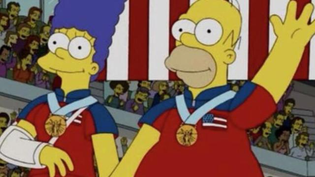 Homer y Marge Simpson con sus medallas al cuello