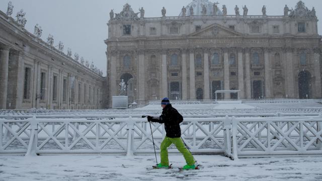 La acumulación de nieve permite que alguno incluso esquíe frente a San Pedro. REUTERS/Max Rossi.