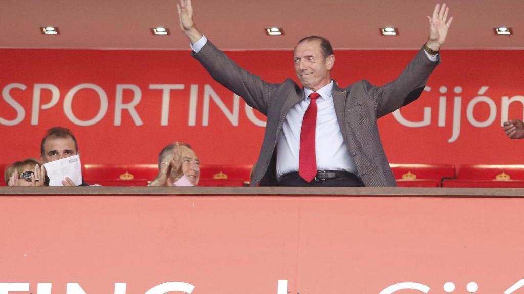 Quini saluda a los aficionados del Sporting desde el palco de El Molinón.