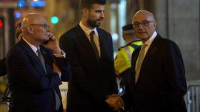 Piqué saluda al presidente del Banco de Sabadell, Oliu, en presencia del CEO y consejero delegado del GSMA, Hoffman.