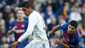 Varane y Luis Suárez, en El Clásico