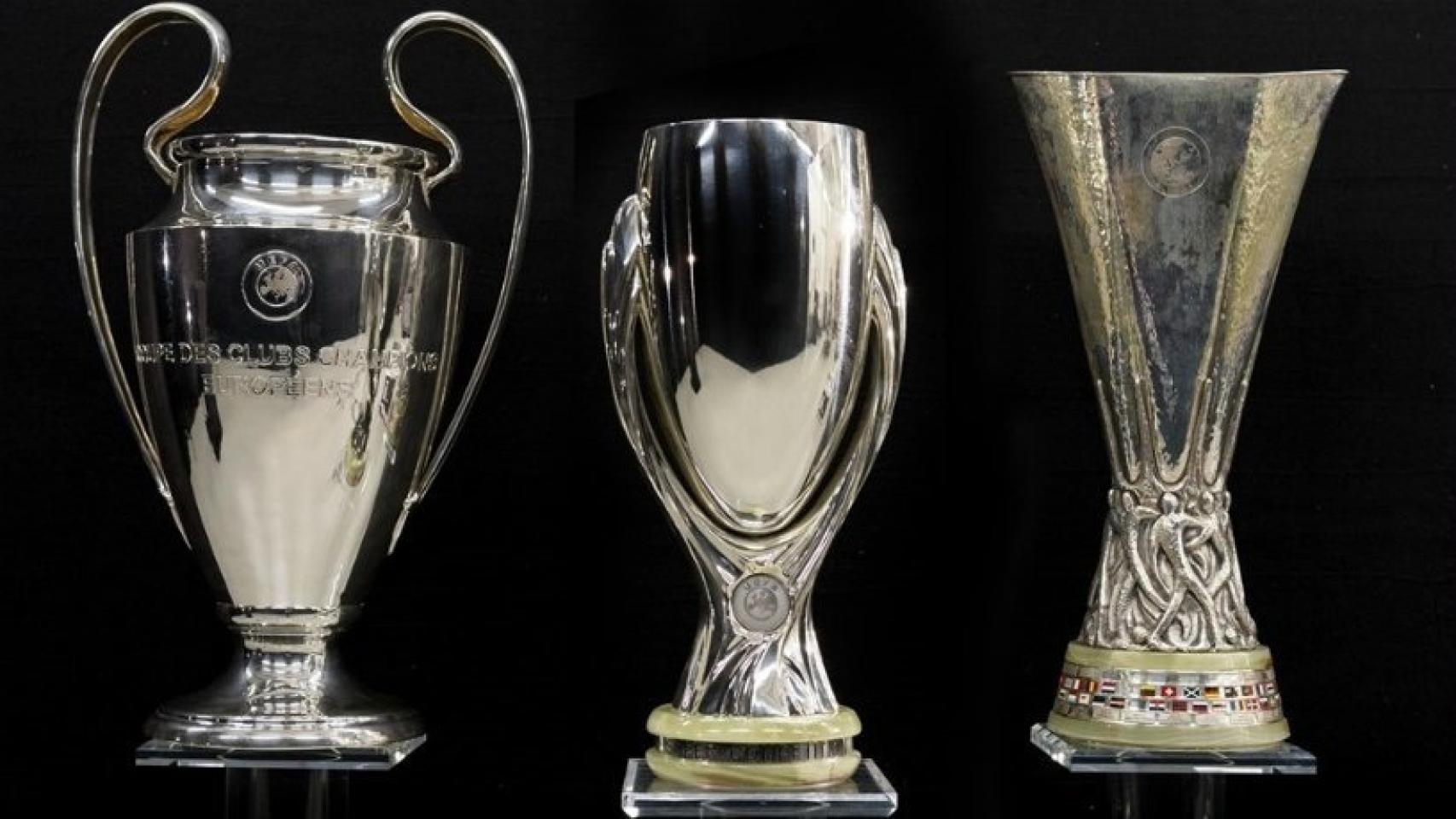 Los trofeos de la UEFA Champions League, la Supercopa de la UEFA Super Cup y la UEFA Europa League.