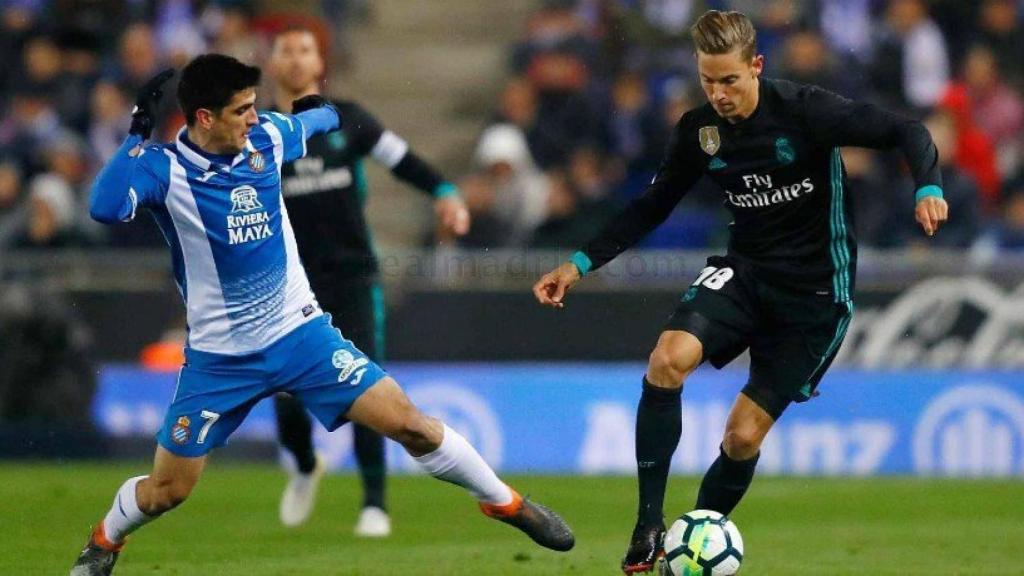 Llorente conduce el balón en el RCDE Stadium