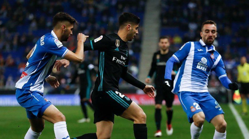 Asensio, entre dos jugadores del Espayol