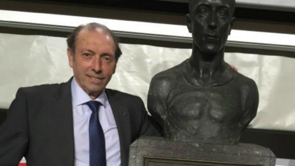 Quini con el busto de Pichichi, a pie de campo en San Mamés. Foto. Twitter (@RealSporting)