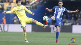 Trigueros (izquierda) pugna por un balón con el daimieleño Rubén Sobrino en el Villarreal-Alavés