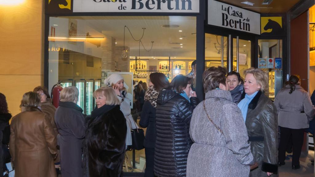 La inauguración del bar estuvo repleta de curiosos que se acercaron a conocer al presentador.