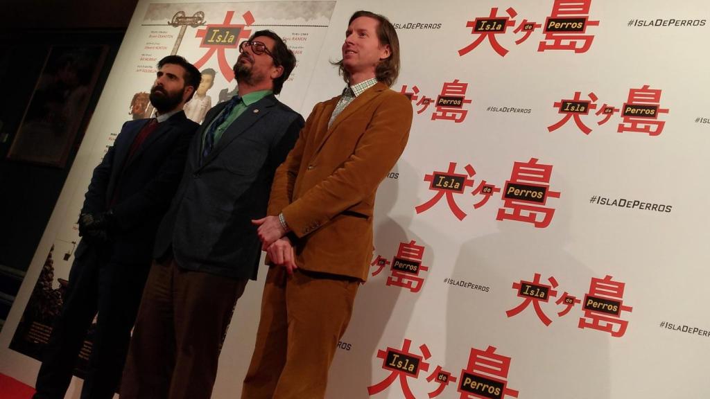 Wes Anderson junto a sus guionistas en Madrid.