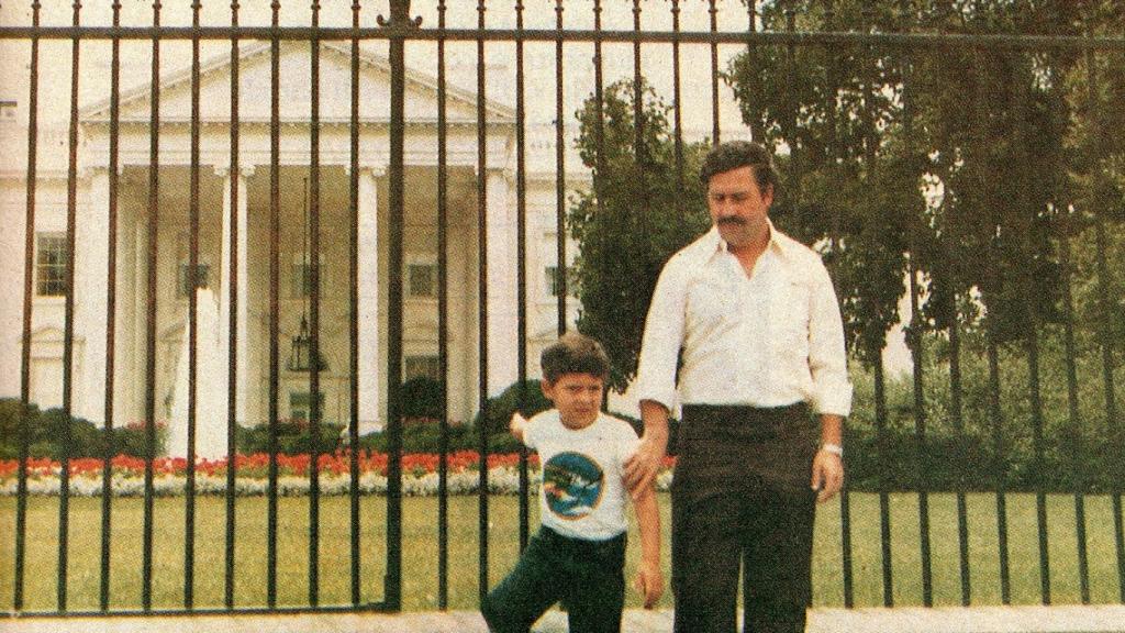 Pablo escobar junto a su hijo.