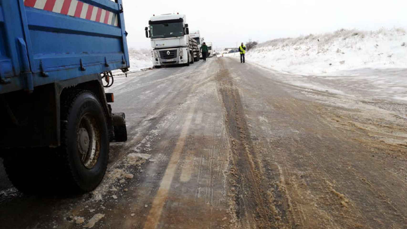 Imagen de archivo de una carretera de Zamora afectada por la nieve.
