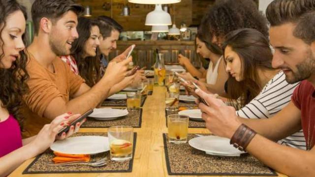 Una imagen habitual en una cena de hoy en día.