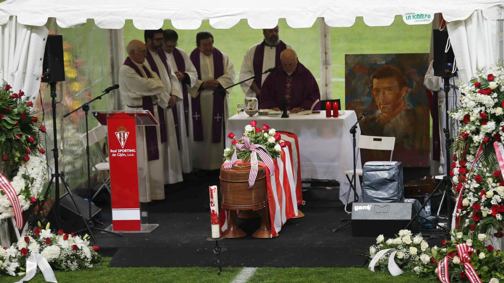 El altar que se ha puesto en el estadio de El Molinón-Enrique Castro 'Quini'.