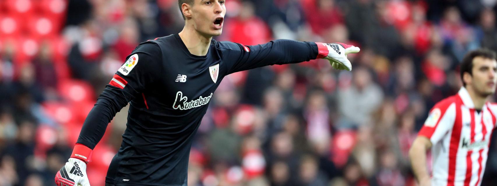 Kepa da instrucciones a sus compañeros.