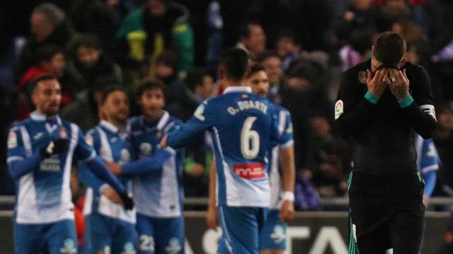 Sergio Ramos se lamenta ante los jugadores del Espanyol.