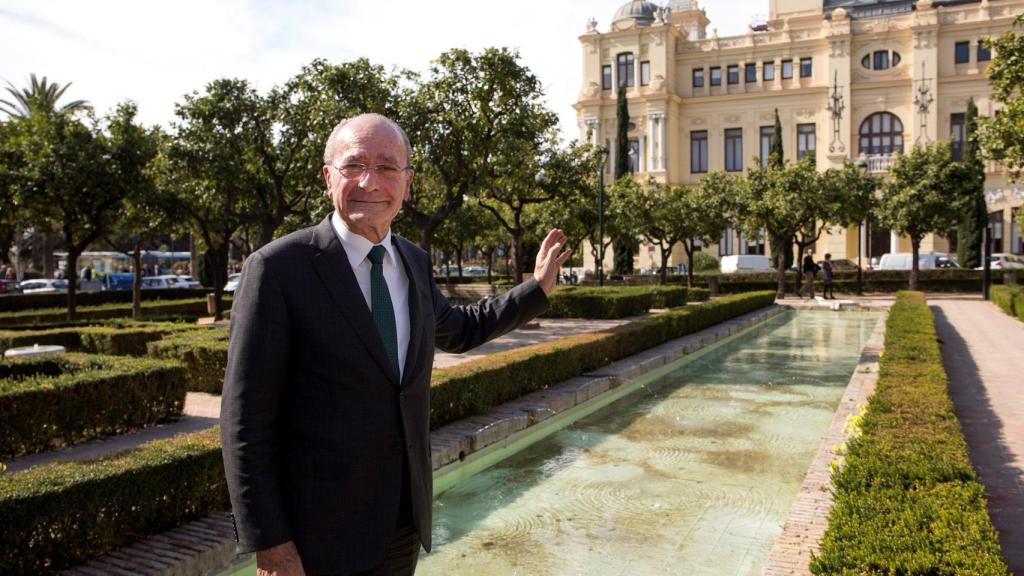 El alcalde de Málaga, Francisco de la Torre, ante el Ayuntamiento.