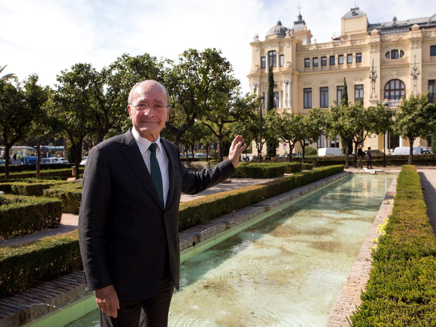 El alcalde de Málaga, Francisco de la Torre, ante el Ayuntamiento.