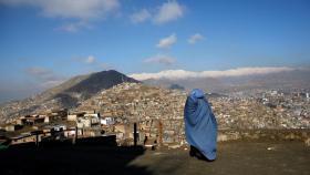 Una mujer afgana camina en una de las montañas de Kabul.