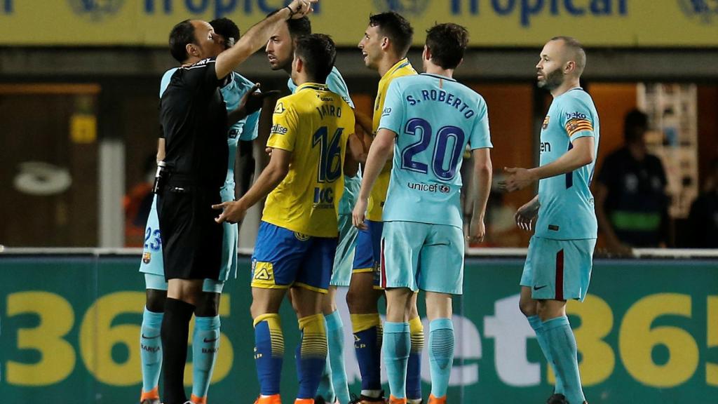 Los jugadores del Barcelona se quejan a Mateu Lahoz por el penalti pitado.