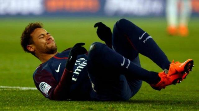 Neymar se duele en un partido con el PSG. Foto: Twitter (@elchiringuitotv)