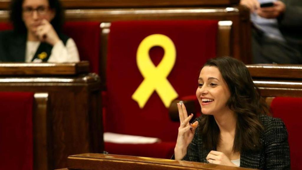 Inés Arrimadas gesticula ante la mirada de Marta Rovira