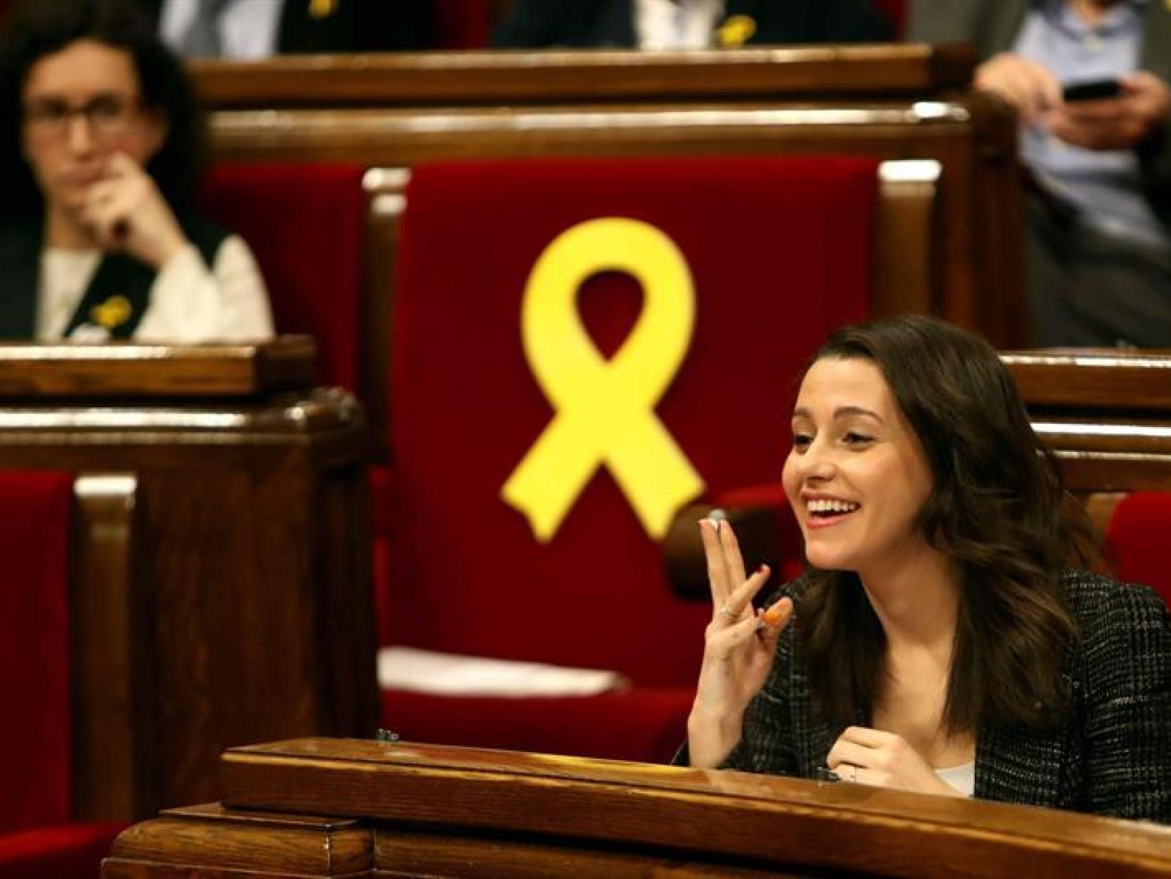 Inés Arrimadas gesticula ante la mirada de Marta Rovira.