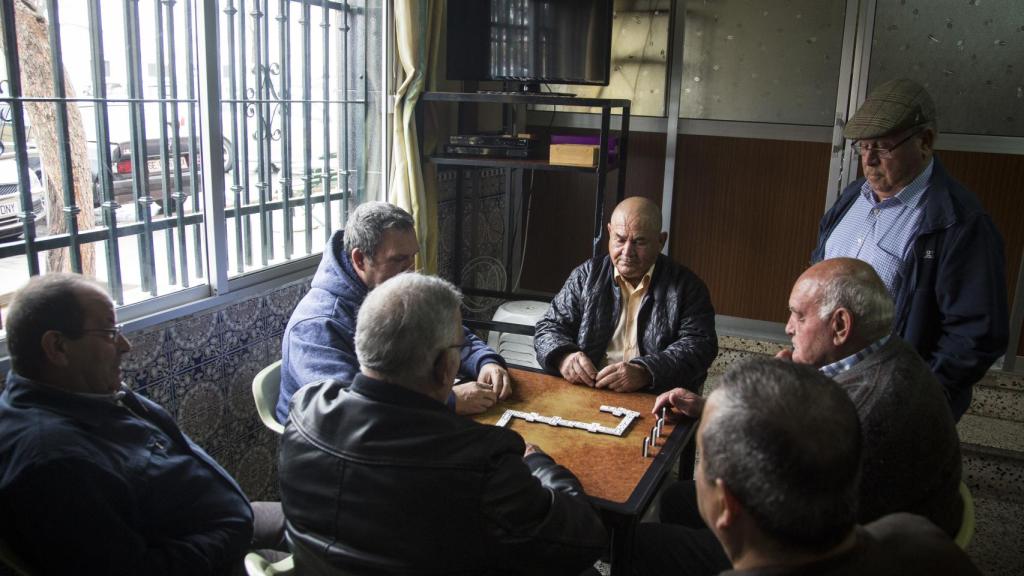 Pensionistas jugando al dominó.